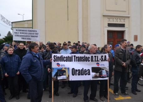 Şoferii şi vatmanii OTL şi-au încheiat protestul în faţa Primăriei cântând: "Ş-altă dată, o s-o facem şi mai lată!" (FOTO / VIDEO)